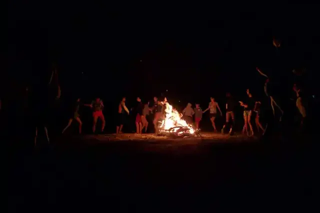 campfire-in-desert-e1745595493716.webp