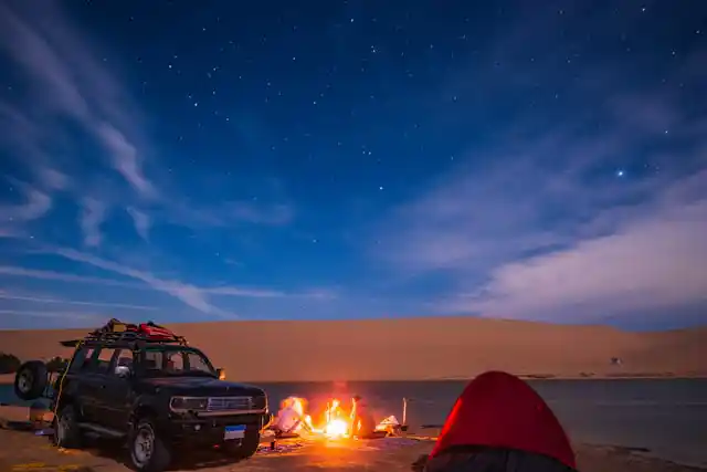 stargazing-in-desert.webp